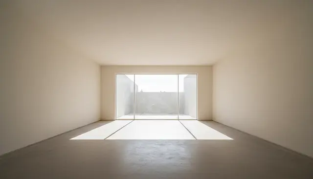 Sala vacía con luz de mediodía entrando por una ventana amplia y simétrica